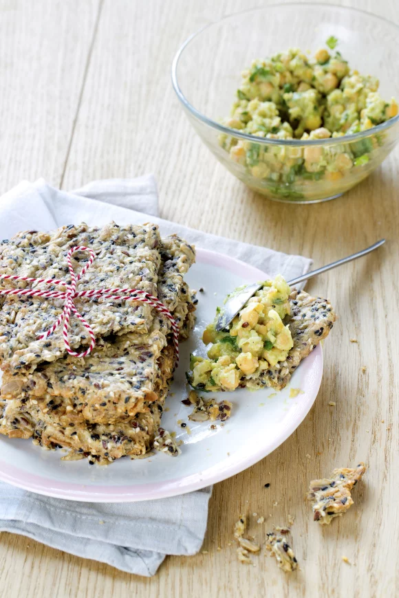 Knäckebröd met salade van kikkererwten en avocado