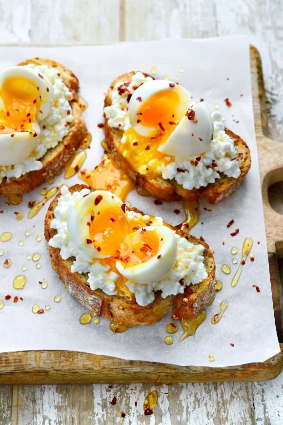 Zuurdesem toast met cottage cheese, een eitje, honing en chilivlokken