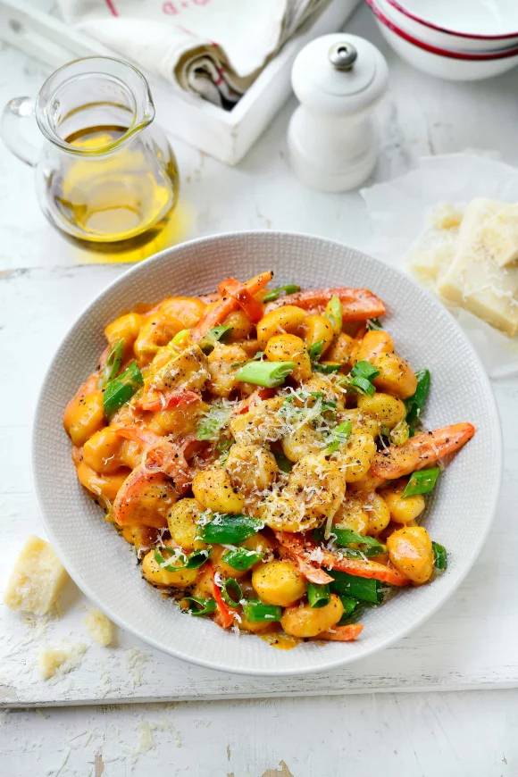 Romige rode curry met gnocchi en paprika 