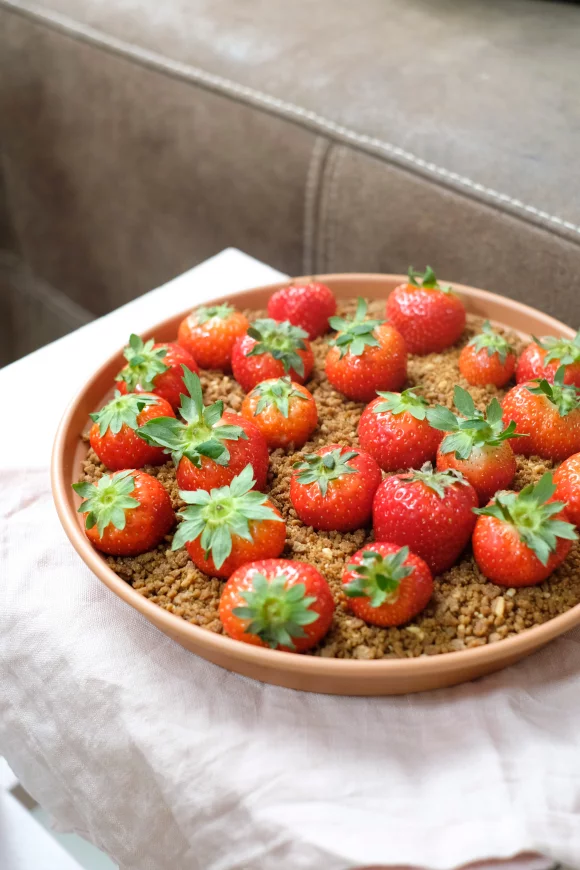 Chocolade hummus met crunch van Amandelbrood en aardbeien