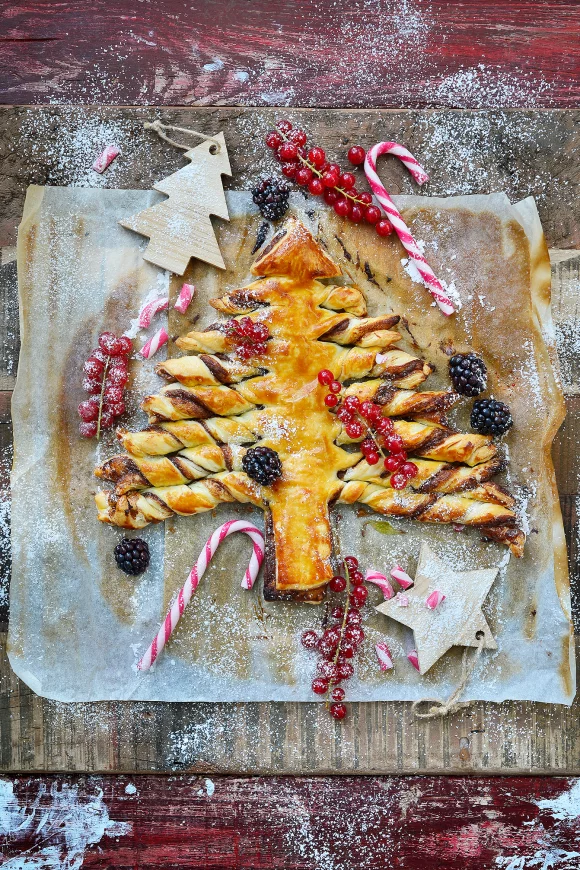 Bladerdeegkerstboom met rood fruit