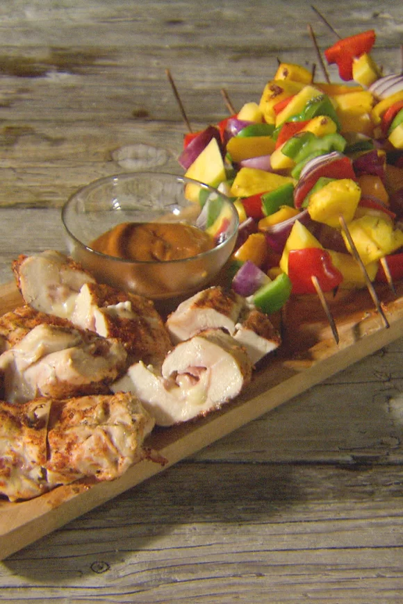 Cordon bleu met groentespiesjes en gado gado saus
