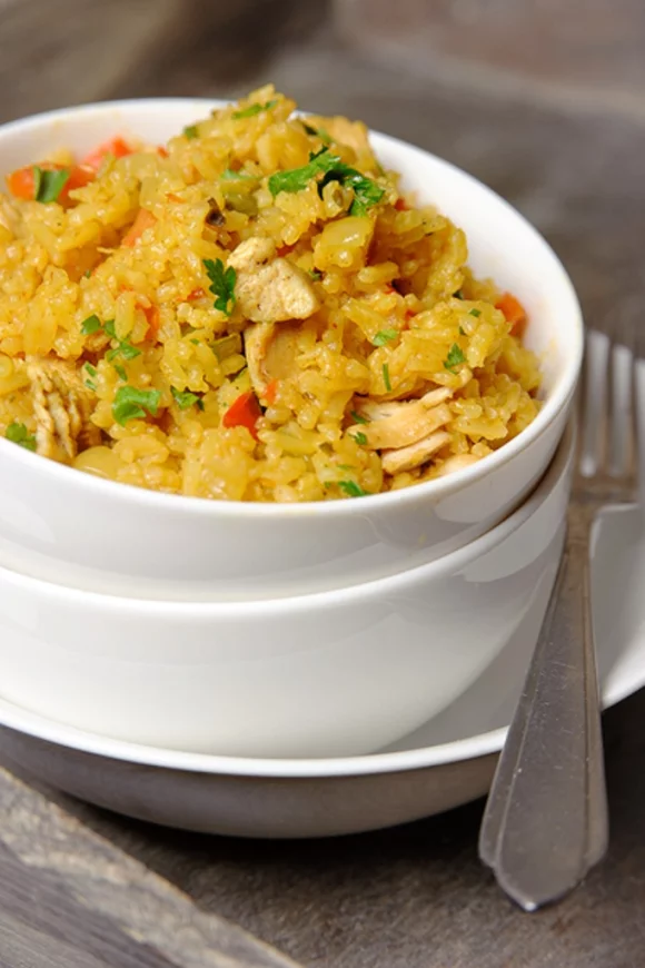 Kruidige rijstschotel met kip