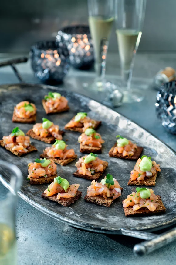 Roggebroodchips met tartaar van gerookte zalm