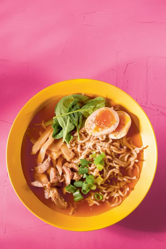 Japanse noedelsoep met sojasaus, kip en frisse toppings