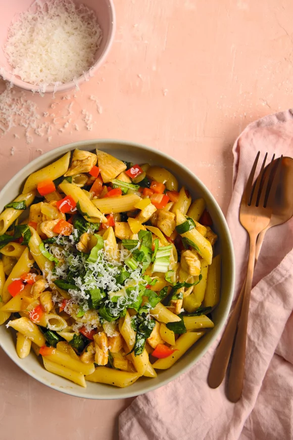 Penne met kip, paprika, paksoi en sinaasappelsaus