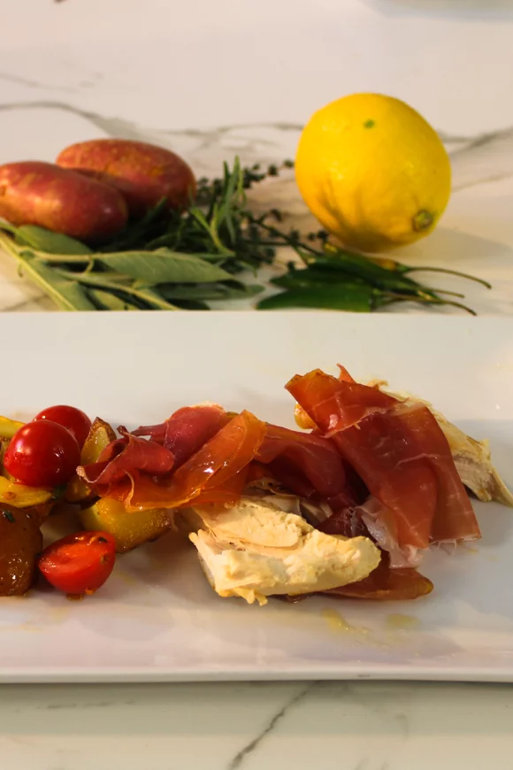 Gebraden kip met parmaham en aardappeltjes uit de oven 