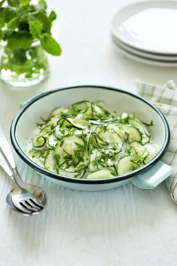 Slaatje van rauwe courgette
