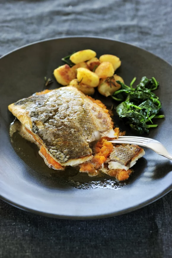 Gebakken wilde zeebaars met pompoenpuree en spinazie
