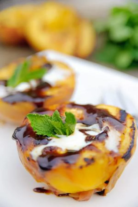 Gegrilde perzik met karamelsaus
