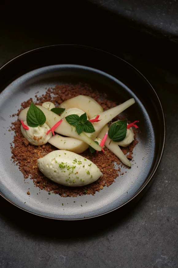 Gepocheerde peer met ananassalie en witte chocolademousse
