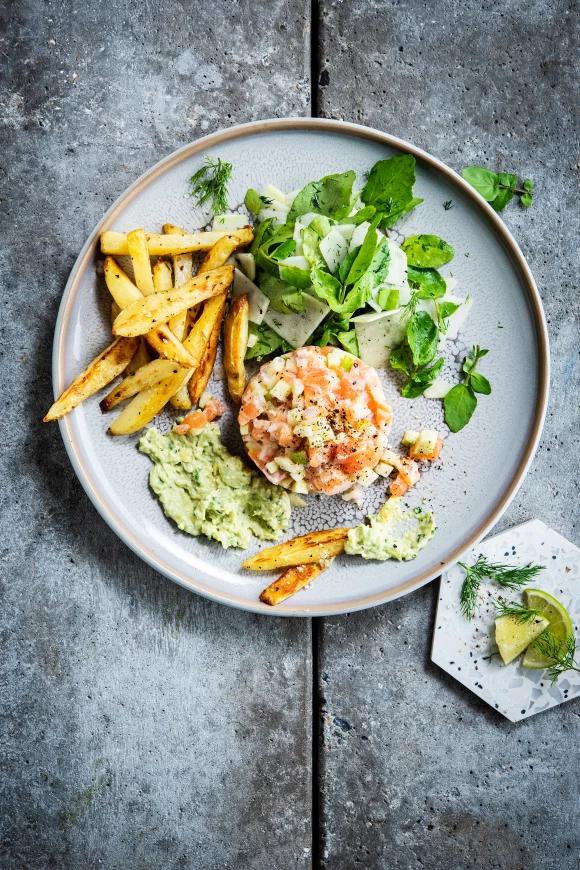 Tartaar van zalm met avocadomayonaise en ovenfrietjes
