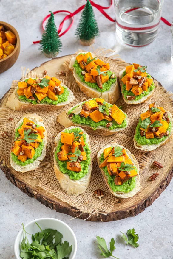 Vegan bruschetta met doperwtenspread, pompoen en pecannoten