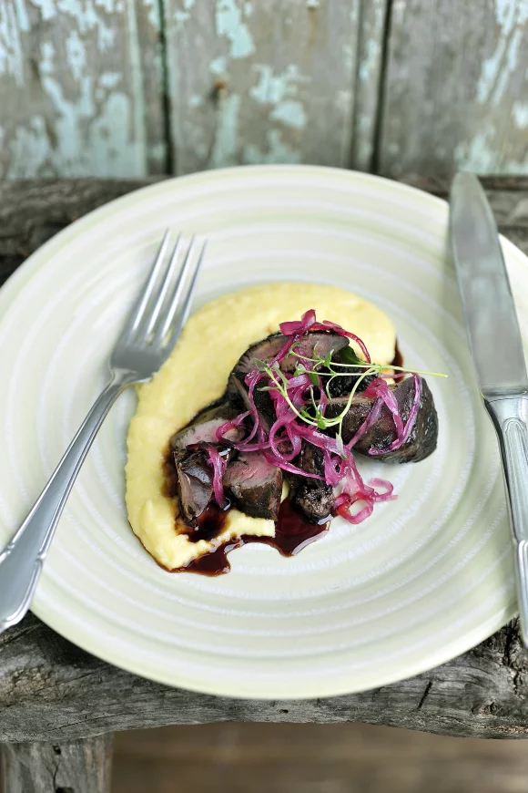 Gebakken kippenlevertjes met polenta en rode ui
