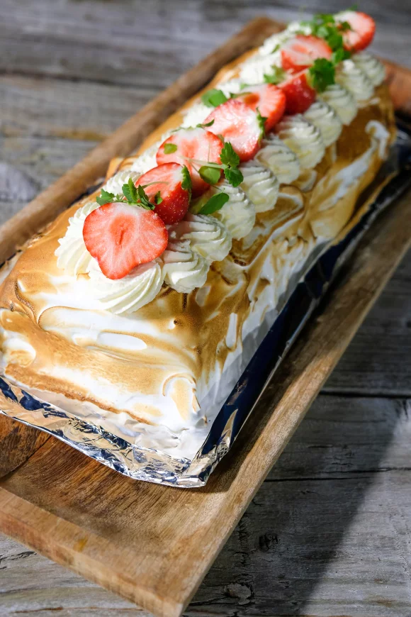 Ijstaart met aardbeien en meringue
