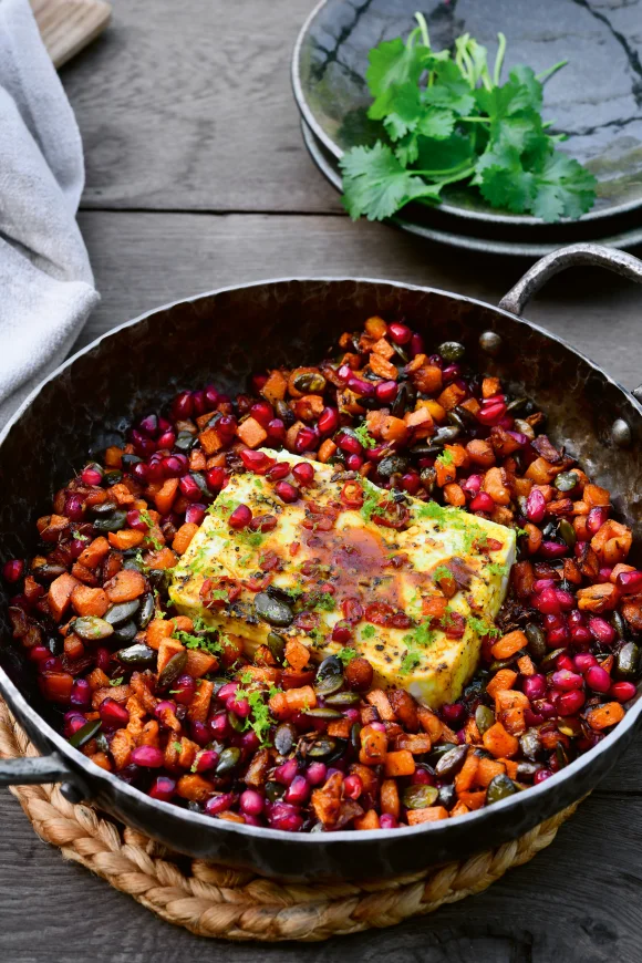 Geroosterde feta met wortel en granaatappel
