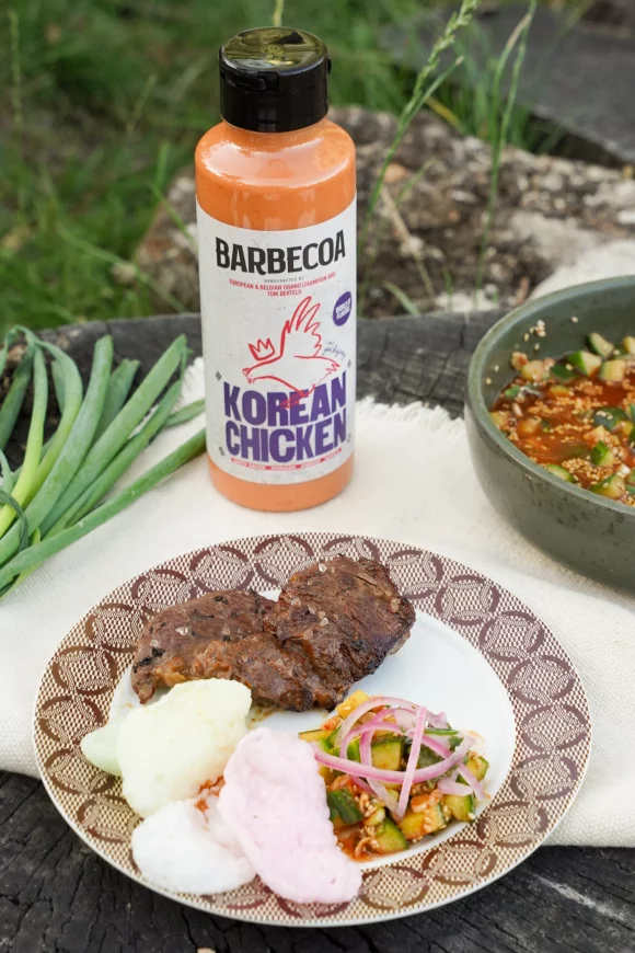 Korean BBQ met komkommersalade en gepekelde rode ui