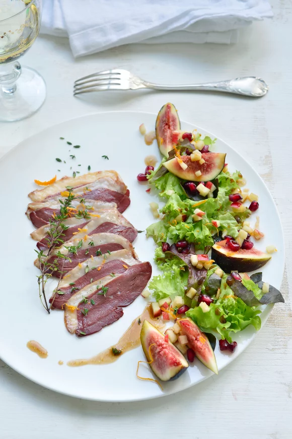 Gerookte eendenborst met vijgensalade