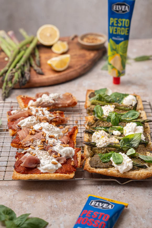 Focacciahapjes met groene en rode pesto