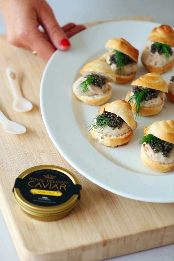 Hartige soesjes met gerookte steur mousse en kaviaar