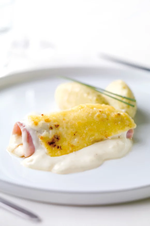 Witloofrolletjes met hesp en kaassaus