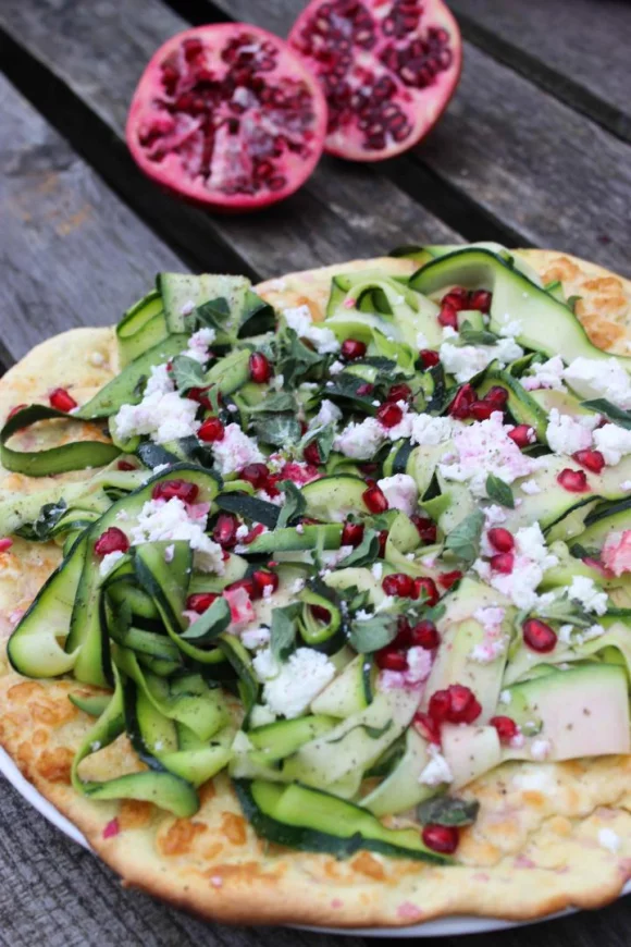 Naanpizza met feta, Parmezaan en een fris slaatje