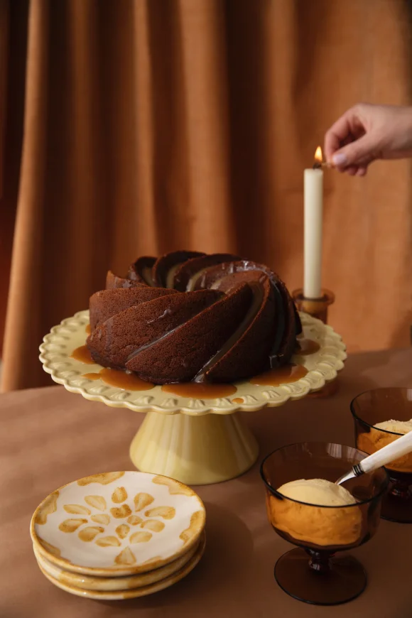 Sticky toffee pudding met koffie-karamelsaus