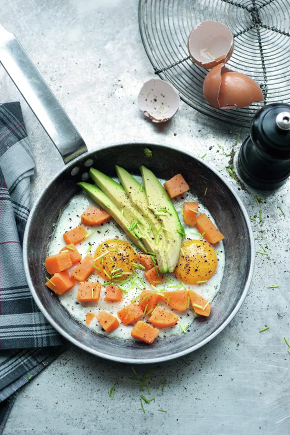 Eitjes met zoete aardappel en avocado