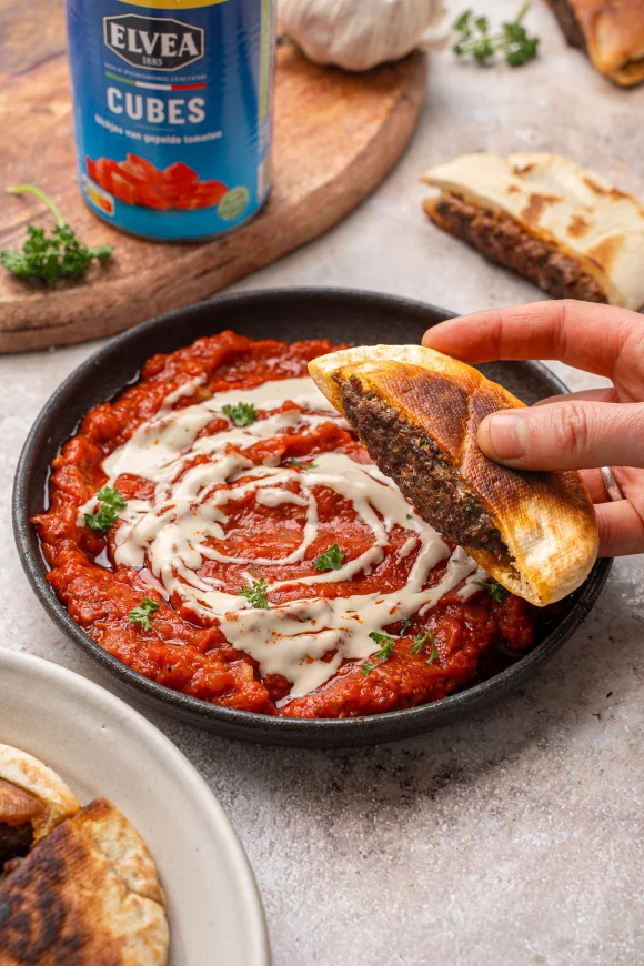 Arayes met pittige tomatendip 