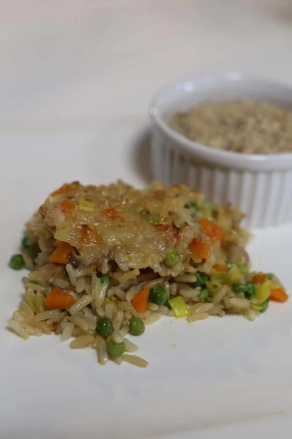 Vegetarische rijstschotel met kikkererwtenspread
