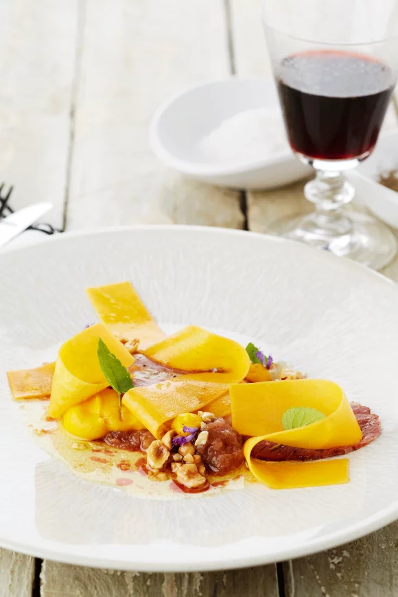 Salade van pompoen, gerookte wilde eend en hazelnoten