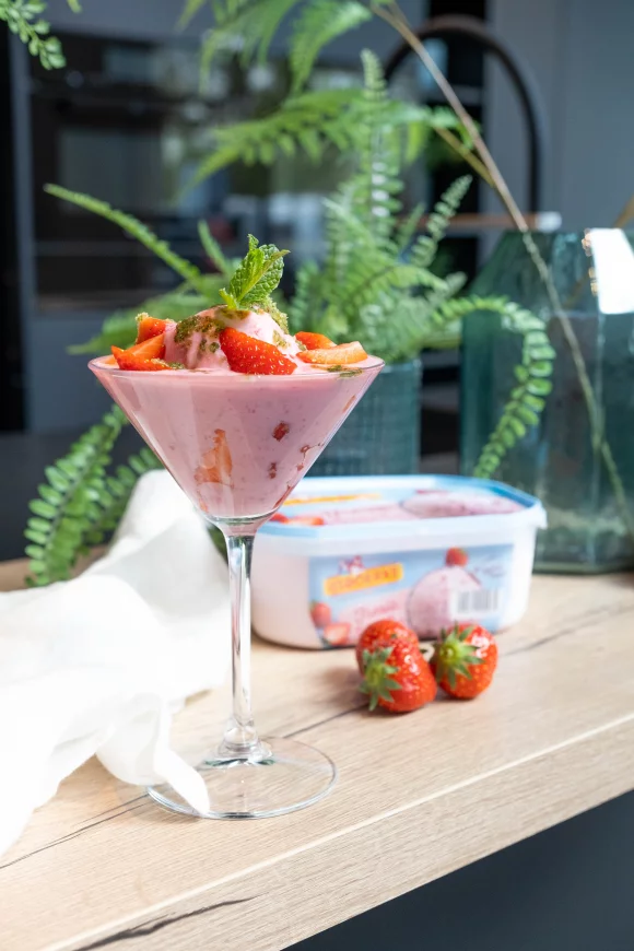 Ijscocktail met aardbeien en frambozen