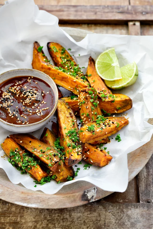 Zoete aardappelwedges met gochujang ketchup 