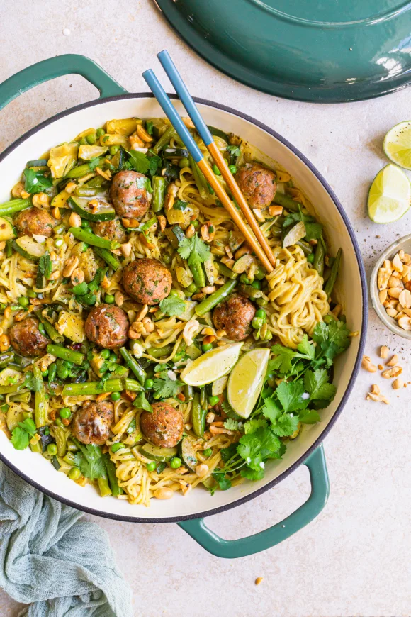 Currynoedels met koriander-gemberballetjes en limoen