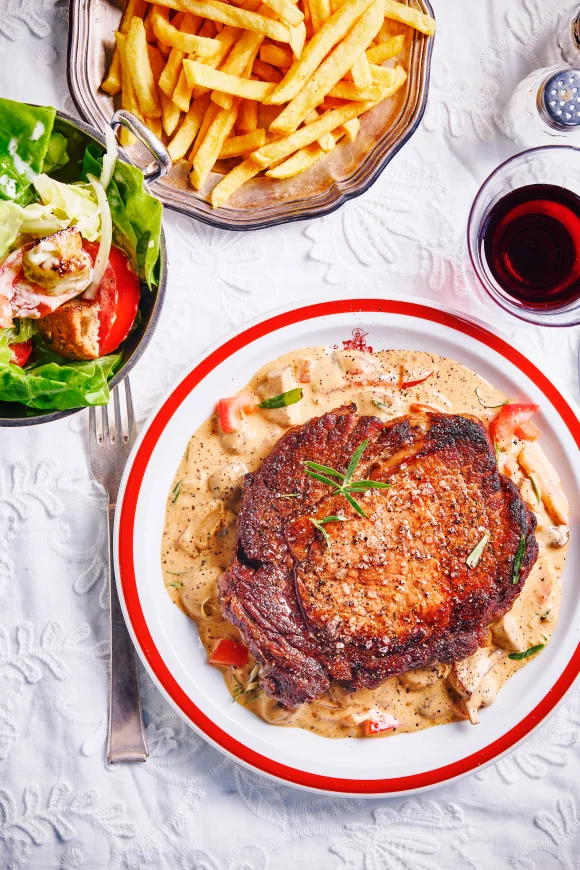 Steak met romige champignonsaus, cognac en dragon