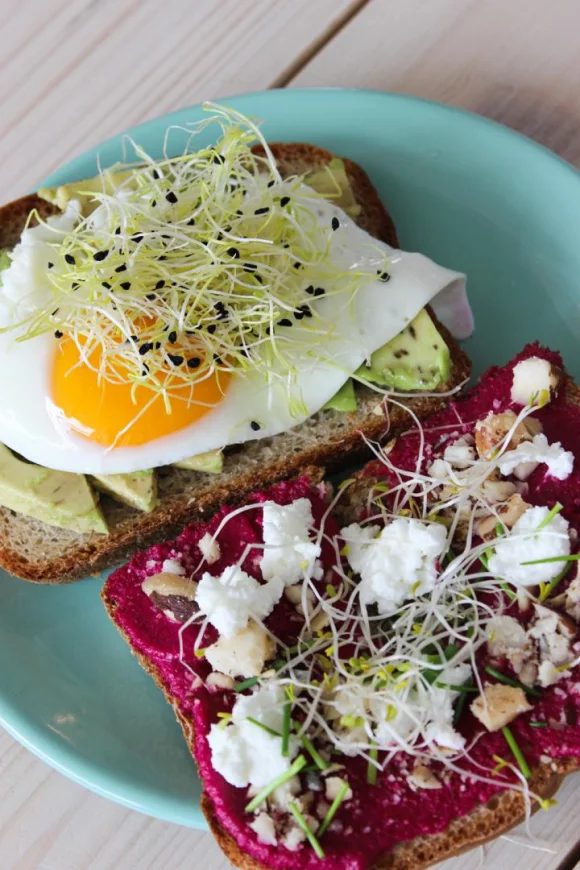 Speltbrood met rode bietenspread en avocadobeleg