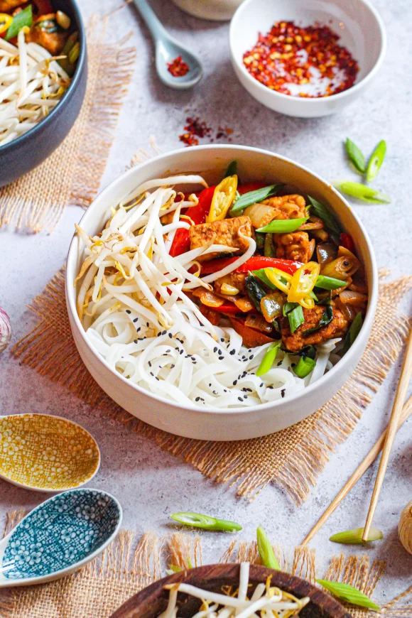 Kruidige pad thai met rijstnoedels en tempeh