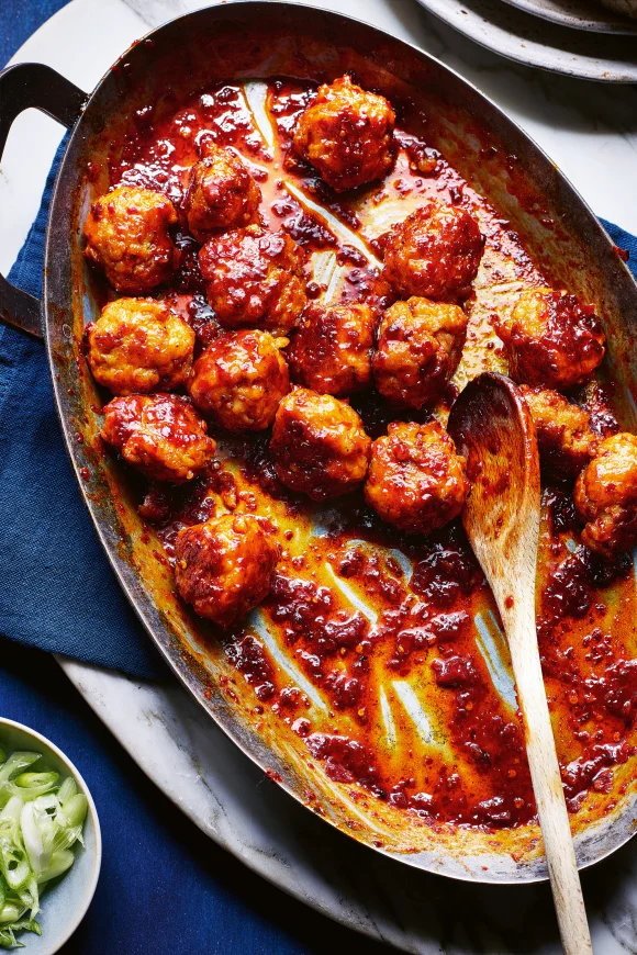 Sticky gehaktballetjes van worst met honing, limoen en harissa