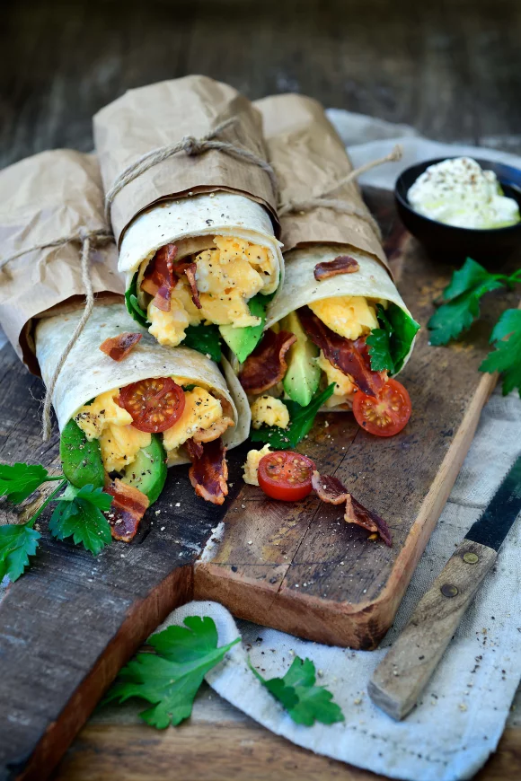 Breakfast burrito met spek en roerei