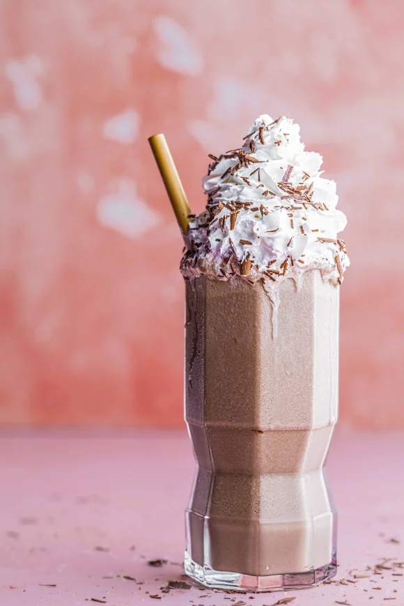 Vegan pinda-mokka milkshake