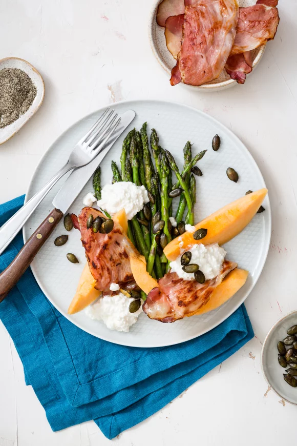 Groene asperges met meloen, ham en zoete cottage cheese