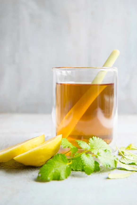 Frisse kruideninfusie met citroenverbena en citroenmelisse