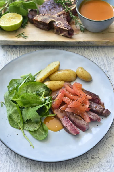 Geroosterde steak met vleesjus en ovenaardappeltjes