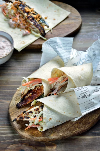 Tunnbröd met gegrilde makreel