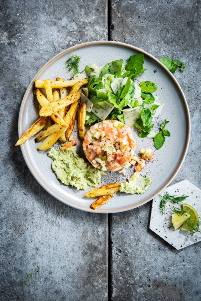 Tartaar van zalm met avocadomayonaise en ovenfrietjes