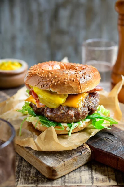 Burger bagel met pickles, cheddar en spek