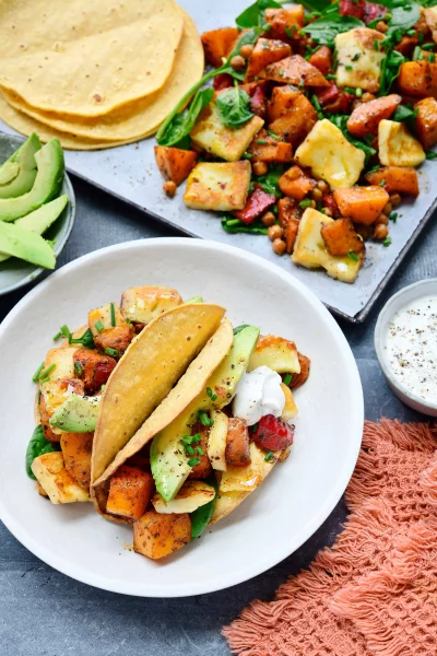 Geroosterde groentewraps met halloumi en avocado