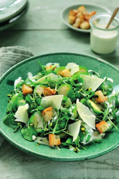 Caesarsalade met spruitjes en pistachenoten