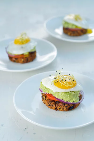 Veggieburger met avocadocrème en een eitje