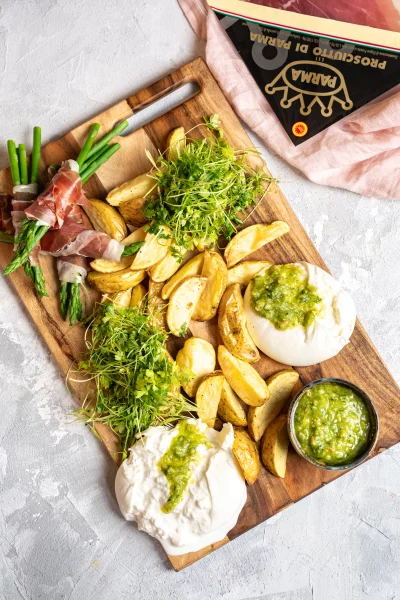 Groene asperges met Parmaham, aardappelwedges en burrata